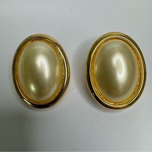 Kenneth Jay Lane Oval Pearl Clip On Earrings Gold Tone Vintage 1980’s Signed KJL